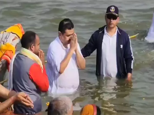 Prayagraj के संगम में डुबकी लगाने के बाद शुभेंदु अधिकारी ने आभार व्यक्त किया Prayagraj के संगम में डुबकी लगाने के बाद शुभेंदु अधिकारी ने आभार व्यक्त किया