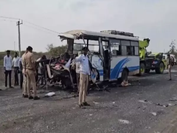 Kutch में बस-ट्रक की टक्कर में 5 लोगों की मौत, कई घायल Kutch में बस-ट्रक की टक्कर में 5 लोगों की मौत, कई घायल