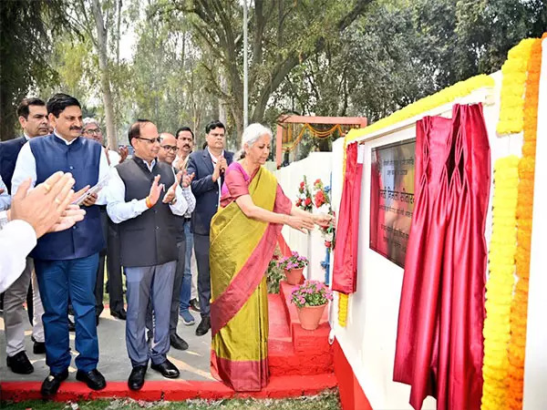 वित्त मंत्री सीतारमण ने BLW निर्मित इलेक्ट्रिक इंजन को राष्ट्र को समर्पित किया वित्त मंत्री सीतारमण ने BLW निर्मित इलेक्ट्रिक इंजन को राष्ट्र को समर्पित किया