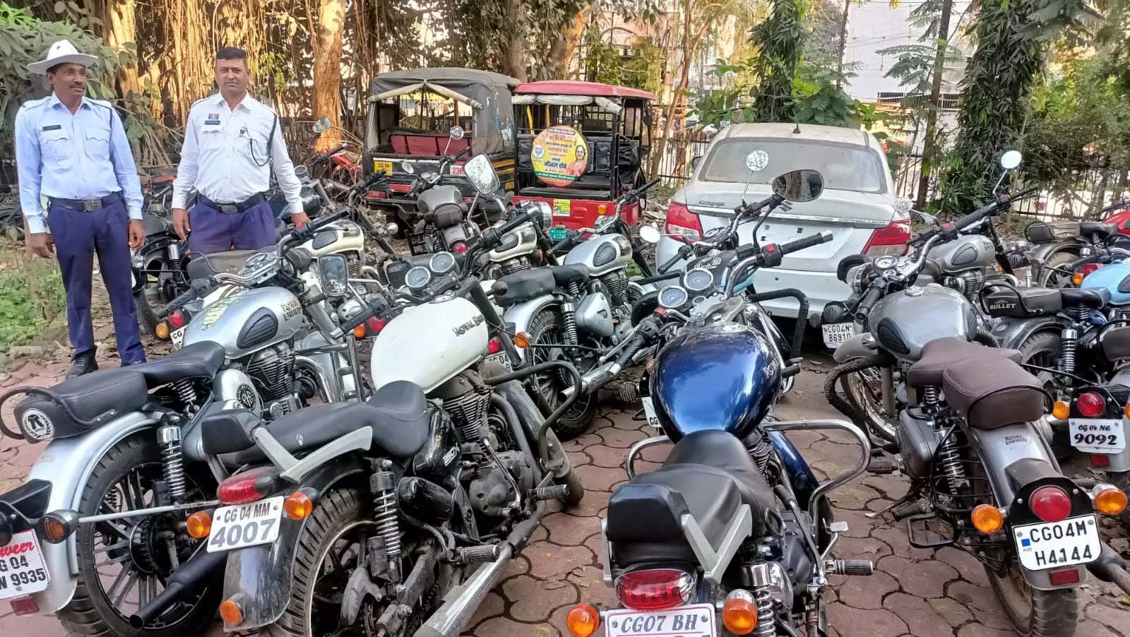Raipur Breaking: मोडिफाई सायलेंस लगे 35 बुलेट वाहनों पर 5000 हजार का लगाया जुर्माना Raipur Breaking: मोडिफाई सायलेंस लगे 35 बुलेट वाहनों पर 5000 हजार का लगाया जुर्माना
