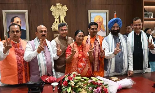Delhi: रेखा के कमान संभालने पर जश्न