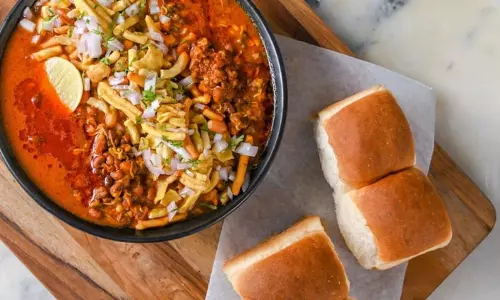 Misal Pav: घर पर स्ट्रीट फूड का मजा लेना चाहते हैं तो ये डिश है परफेक्ट
