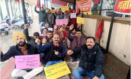 LIC कर्मचारियों ने की हड़ताल, नई भर्ती की मांग