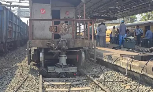 MP News: बड़ा हादसा, मालगाड़ी के चार डिब्बे पटरी से उतरे, अफरा-तफरी MP News: बड़ा हादसा, मालगाड़ी के चार डिब्बे पटरी से उतरे, अफरा-तफरी