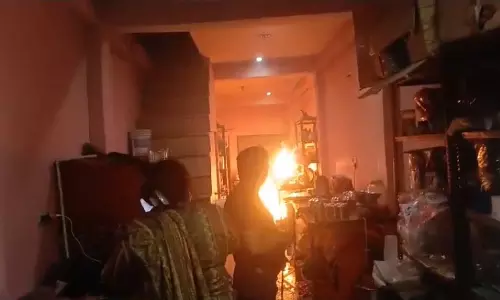 Etawah:  होटल में लगी आग, मची अफरा-तफरी