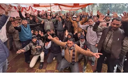 नियमितीकरण की मांग को लेकर PDD दैनिक वेतन भोगियों की हड़ताल जारी