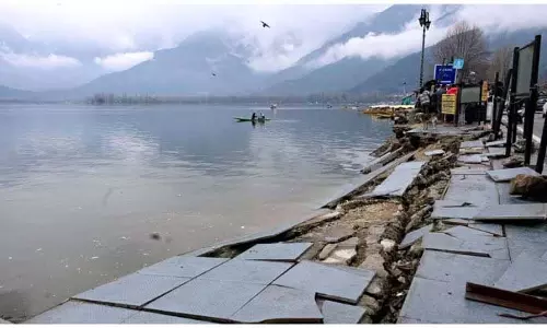 Jammu: बारिश के बाद बुलेवार्ड रोड पर पैदल मार्ग का हिस्सा ढह गया