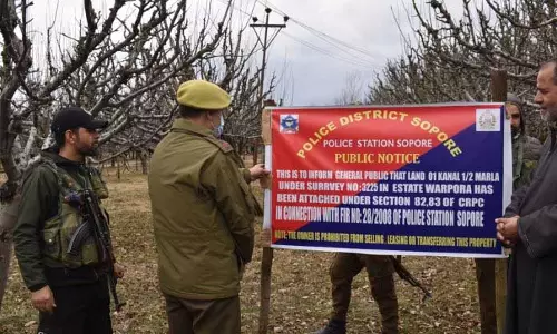 Jammu: पुलिस ने घोषित अपराधियों की संपत्ति जब्त की Jammu: पुलिस ने घोषित अपराधियों की संपत्ति जब्त की