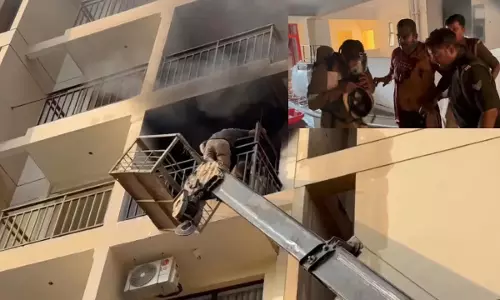 Up News:  ऊंची इमारत में लगी आग,दमकलकर्मी भी झुलसे