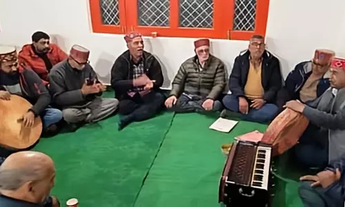 Himachal: कुल्लू में गूंजे ब्रज के होली गीत