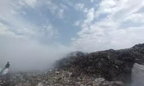 Uttarakhand:ट्रेंचिंग ग्राउंड में लगी आग, उठता रहा जहरीला धुआं Uttarakhand:ट्रेंचिंग ग्राउंड में लगी आग, उठता रहा जहरीला धुआं
