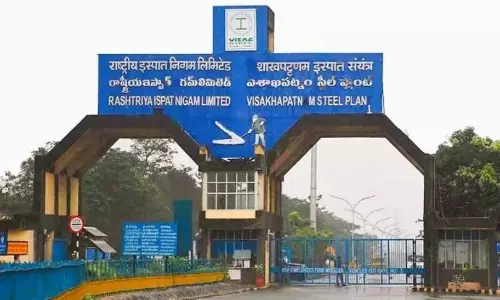 VSP पेंशनर्स ने बीमा दरों में बढ़ोतरी के खिलाफ विरोध प्रदर्शन किया VSP पेंशनर्स ने बीमा दरों में बढ़ोतरी के खिलाफ विरोध प्रदर्शन किया