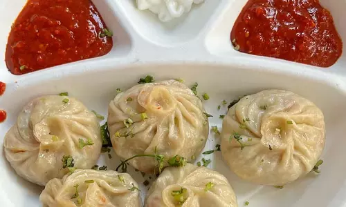 Momos Recipe: बिना स्टीमर की मदद से घर पर बनाएं बाजार जैसे स्वादिष्ट मोमोज