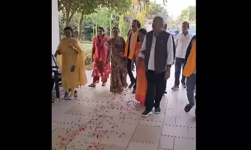 महाकुंभ स्नान कर घर लौटे MP बृजमोहन अग्रवाल का चरण वंदन, वीडियो