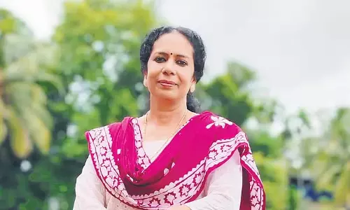 Kerala: लंबे इंतजार के बाद ‘थडावु’ सिनेमाघरों में रिलीज होने से बीना सातवें आसमान पर Kerala: लंबे इंतजार के बाद ‘थडावु’ सिनेमाघरों में रिलीज होने से बीना सातवें आसमान पर