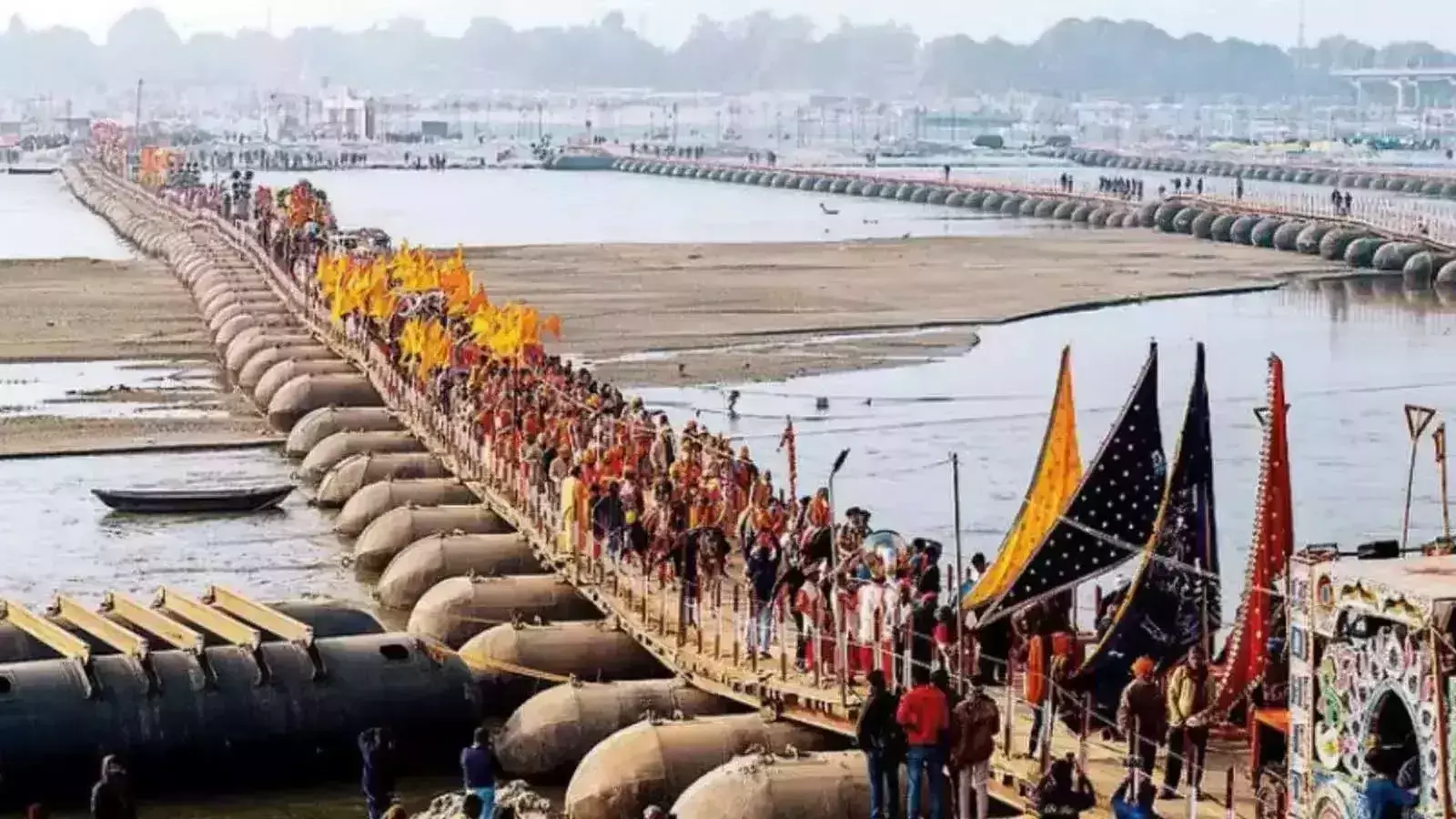Prayagraj: संगम नगरी में लोगों का आना अभी भी जारी Prayagraj: संगम नगरी में लोगों का आना अभी भी जारी