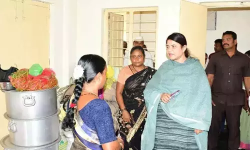 Andhra: कलेक्टर ने एपी मॉडल स्कूल में साफ-सफाई बनाए रखने के आदेश दिए