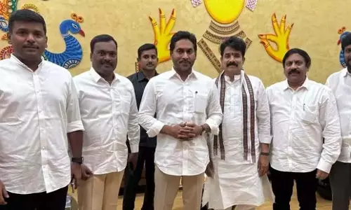 Andhra: वाईएसआरसीपी नेताओं ने पार्टी प्रमुख वाईएस जगन से मुलाकात की