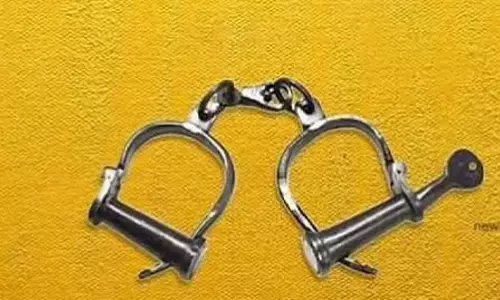 Maharashtra: चलती ट्रेन में तीन लोगों पर चाकू से हमला करने वाला युवक गिरफ्तार