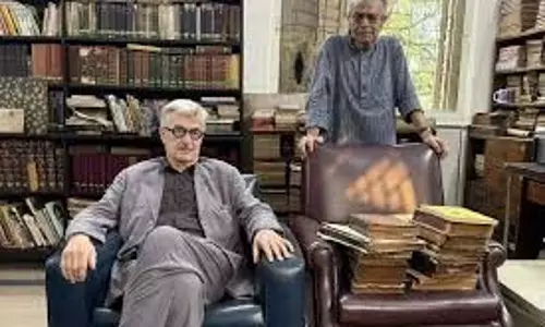 विम वेंडर्स ने सत्यजीत रे के कोलकाता स्थित घर का दौरा किया विम वेंडर्स ने सत्यजीत रे के कोलकाता स्थित घर का दौरा किया