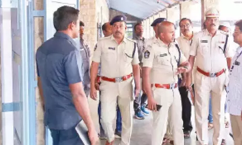 Andhra: एसपी सतीश कुमार ने स्ट्रांग रूम की सुरक्षा का लिया जायजा Andhra: एसपी सतीश कुमार ने स्ट्रांग रूम की सुरक्षा का लिया जायजा