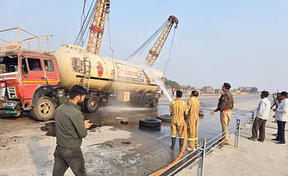 Fatehpur: एलपीजी से भरा टैंकर हाईवे पर पलटा