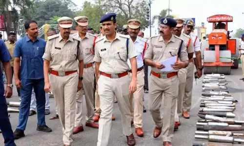 Andhra: यातायात पुलिस ने 250 संशोधित बाइक साइलेंसर नष्ट किए