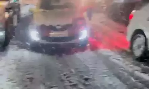 बर्फबारी के बाद श्रीनगर-जम्मू राष्ट्रीय राजमार्ग पर यातायात रुका