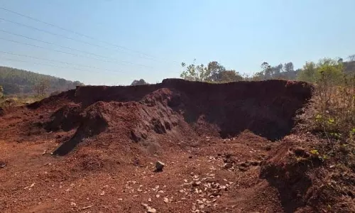 जोडा में बंद पड़ी क्रशर इकाई से खनिज चोरी का भंडाफोड़ जोडा में बंद पड़ी क्रशर इकाई से खनिज चोरी का भंडाफोड़