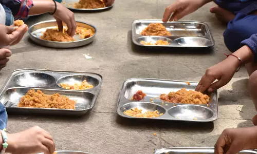 बड़े बच्चे छोटे बच्चों के भोजन में हिस्सा लेते हैं: शिक्षकों को चावल ढोने का भार उठाना पड़ता बड़े बच्चे छोटे बच्चों के भोजन में हिस्सा लेते हैं: शिक्षकों को चावल ढोने का भार उठाना पड़ता