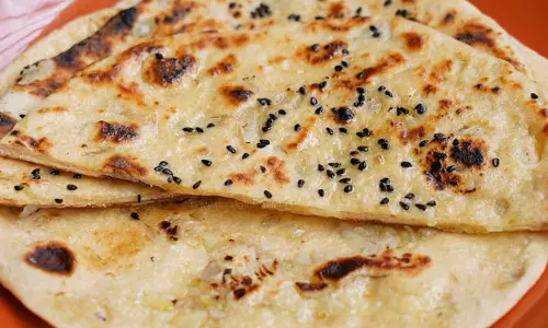 Onion Kulcha: बिना झिझक घर पर बनाएं ये टेस्टी डिश