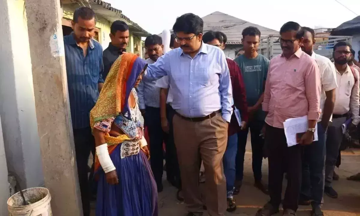 Telangana :  कलेक्टर ने ट्रांसफार्मर लगाने में सहयोग दिया