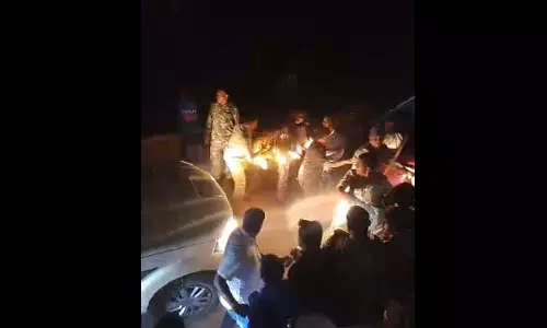पूर्व सरपंच ने पोलिंग टीम और पुलिसकर्मियों पर किया हमला, गिरफ्तार पूर्व सरपंच ने पोलिंग टीम और पुलिसकर्मियों पर किया हमला, गिरफ्तार