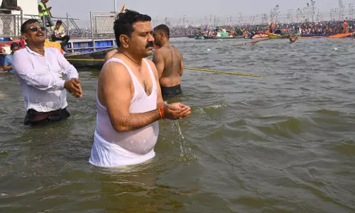 गृहमंत्री विजय शर्मा ने प्रयागराज महाकुंभ में स्नान किया