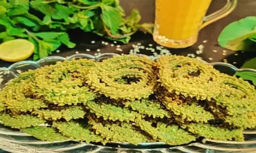 Palak Chakli Recipe: घर पर बनाएं पालक चकली Palak Chakli Recipe: घर पर बनाएं पालक चकली