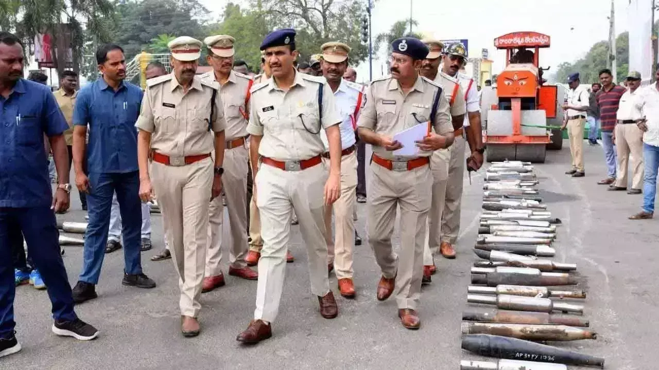 Andhra Pradesh :  यातायात पुलिस ने 250 संशोधित बाइक साइलेंसर नष्ट किए