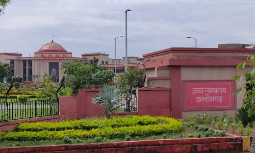 शिक्षिका के तबादले पर जिला शिक्षा अधिकारी को मिली फटकार, आदेश रद्द