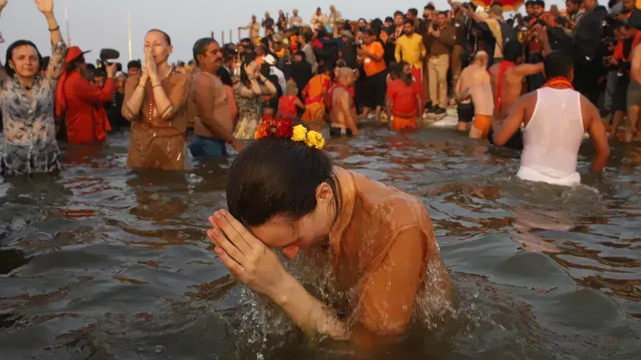 Prayagraj: पवित्र जल से बन्दियों को सरकार करा रही आस्था का स्नान Prayagraj: पवित्र जल से बन्दियों को सरकार करा रही आस्था का स्नान