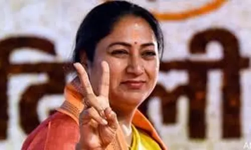 मोदी की मौजूदगी में रेखा गुप्ता ने ली दिल्ली के सीएम पद की शपथ मोदी की मौजूदगी में रेखा गुप्ता ने ली दिल्ली के सीएम पद की शपथ