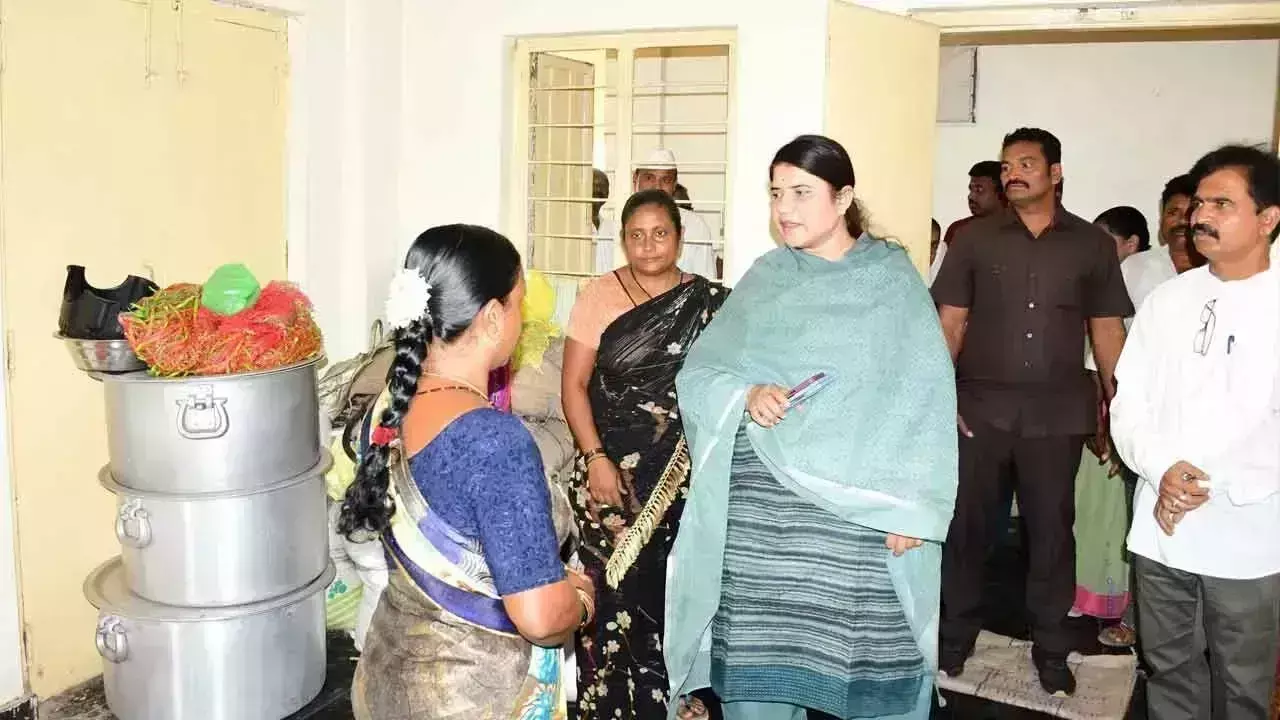 Andhra Pradesh : कलेक्टर ने एपी मॉडल स्कूल में साफ-सफाई बनाए रखने के आदेश दिए Andhra Pradesh : कलेक्टर ने एपी मॉडल स्कूल में साफ-सफाई बनाए रखने के आदेश दिए
