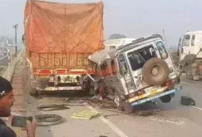 Varanasi: वाराणसी-प्रयागराज हाईवे पर भीषण सड़क हादसे में 6 श्रद्धालुओं की मौत हुई