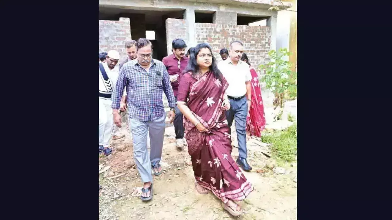 Andhra Pradesh :  कलेक्टर ने ठेकेदारों को छात्रावास का कार्य समय पर पूरा करने के निर्देश