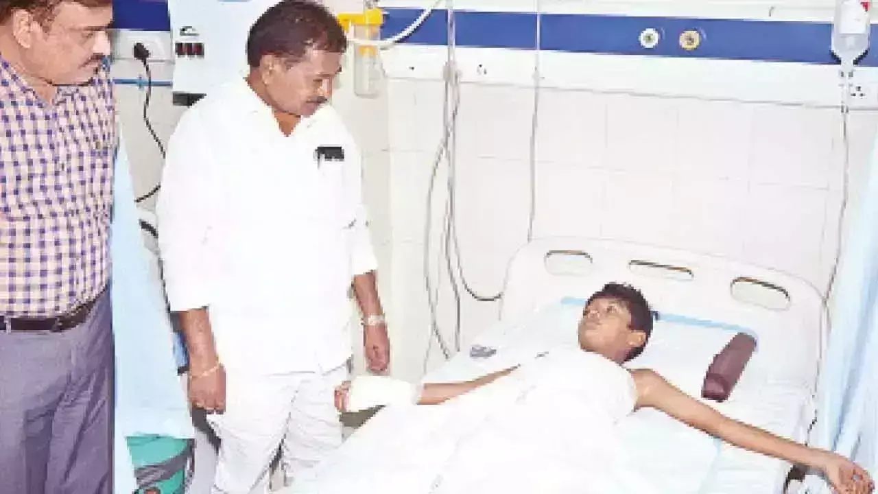 Andhra Pradesh : ओंगोल गुरुकुल का छात्र झुलसा Andhra Pradesh : ओंगोल गुरुकुल का छात्र झुलसा