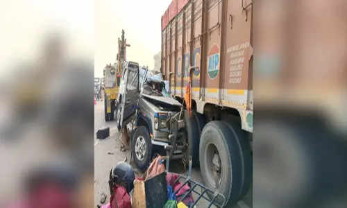 तेज रफ्तार क्रूजर जीप खड़े ट्रक में घुसी, चार लोगों की मौत