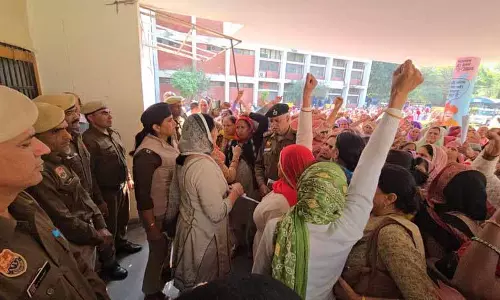 Jhajjar में आंगनवाड़ी कार्यकर्ताओं ने राशन और पदोन्नति लाभ को लेकर किया प्रदर्शन