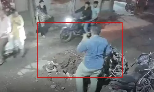 मौत को दावत दे रहा गली के अंदर वाला गड्ढा, गिरा शख्स, LIVE वीडियो सामने आया