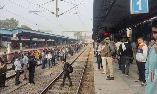 Maha Kumbh विशेष ट्रेनें बंद होने से यात्री परेशान