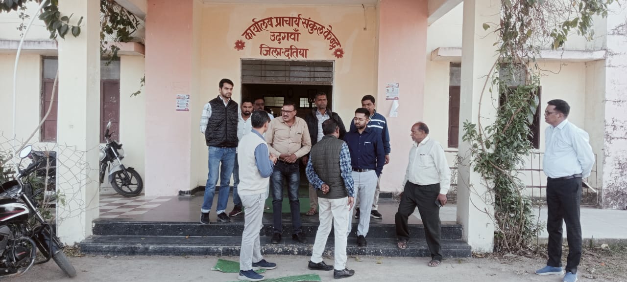 Datia: निरीक्षण के दौरान शिक्षकों को कारण बताओ नोटिस