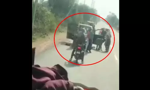 प्रिंसिपल की पिटाई का VIDEO, छात्राओं को डांटना पड़ गया भारी...या कुछ और है वजह?