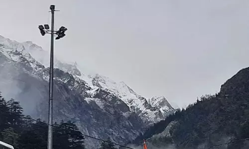 Weather: पहाड़ से मैदान तक बढ़ी ठंड, आज भी बारिश के आसार